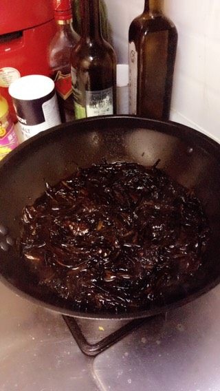 一碗浓油赤酱🉐️葱油面,将刚刚炸好葱的葱油充分利用，先加入白砂糖，微微炒至起泡，然后倒入生抽，老抽，加入一点点海盐熬浆，然后将炸好的葱倒入锅内。最后加入一点开水，小火慢熬大约15分钟，收干水份。