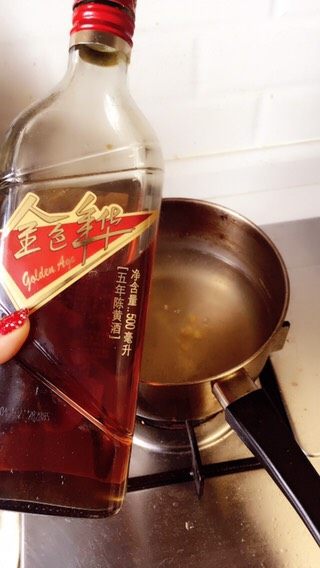 一碗浓油赤酱🉐️葱油面,然后是焯水海鲜，为了不要有腥味所以加入料酒。海鲜微微煮一下就可以了。