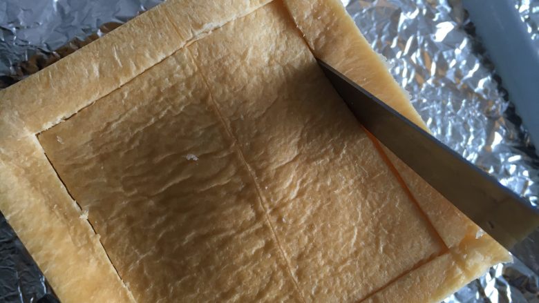 面包诱惑,拿把锋利的刀切出一个正方形的轮廓来，刀切到底部但不要划穿