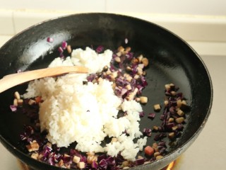 香菇酱五彩菠萝饭,放入米饭翻炒，受热后米粒就很快会散开成一粒粒的。