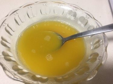 百香果芒果慕斯,一个百香果过滤成百香果汁，一片吉利丁片冷水泡软倒掉冷水隔热水融化，再加30克纯净水，三者混合均匀就制成了慕斯镜面。