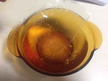 百香果芒果慕斯,提前把两片吉利丁片用冷水泡软倒去冷水。