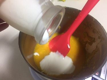 百香果芒果慕斯,加入自制老酸奶混合均匀。