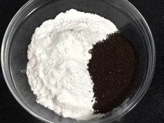 咖啡曲奇饼干,低筋面粉过筛后加入咖啡粉，咖啡粉因为是咖啡豆磨的粉，会有小颗粒，如果想没有颗粒的话，可以加入速溶的纯咖啡粉，不要几合一的哈，就要纯的咖啡粉。