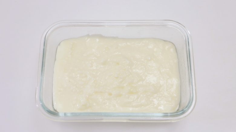 椰奶冻,将步骤8做好的面糊倒入容器中，迅速用勺子稍稍抹平面糊表面，放凉