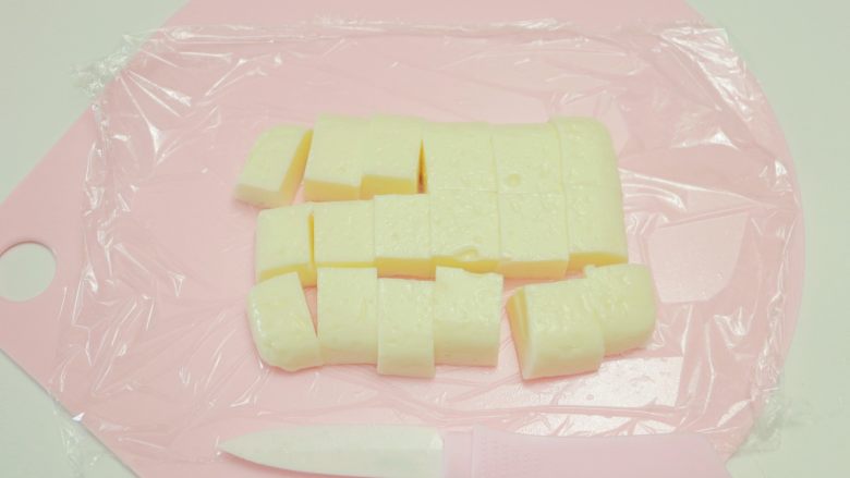 椰奶冻,用刀切成大小均匀的小方块