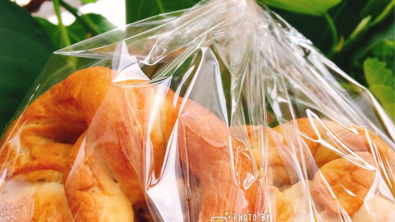 非传统意义上的德国碱水面包——纽结面包（小苏打版）,一次吃不完的话可以装袋密封保存，这个纽结面包真的是超级香，隔着袋子都闻得到。