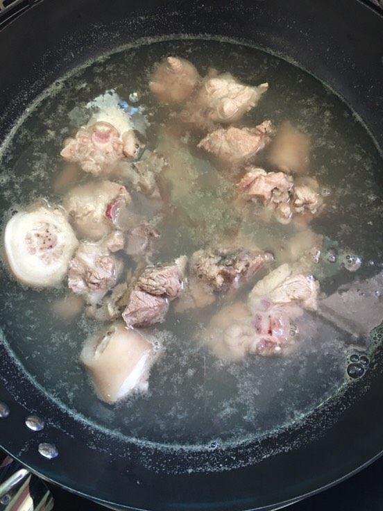 猪尾骨四物汤
,将猪尾骨用温水清洗干净，滤干水分备用。锅内放水烧开，放入猪尾骨飞水。煮大约5分钟，焯去血沫捞出。