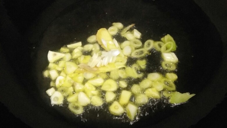 宫爆鸡丁,油热后，加入葱姜蒜爆香。