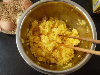 金镶玉炒饭,蛋黄与白饭充份拌均匀，静置10分钟
