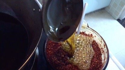 大料辣椒油·大料油·炖菜,开始处理辣椒油，放两勺油进去拌匀