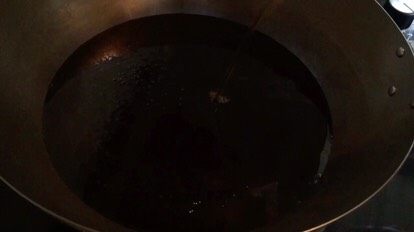 大料辣椒油·大料油·炖菜,锅中倒入一斤油