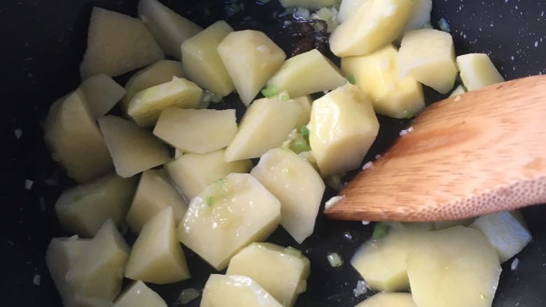腐乳小土豆,慢慢翻炒片刻，煎的表面略黄