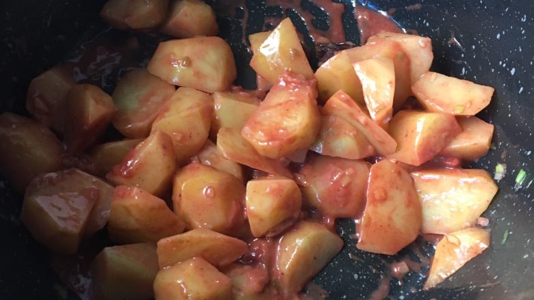 腐乳小土豆,快速翻炒，让每块土豆都裹到腐乳汁