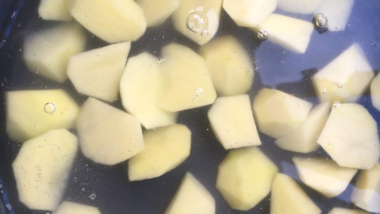 腐乳小土豆,浸泡在冷开水里