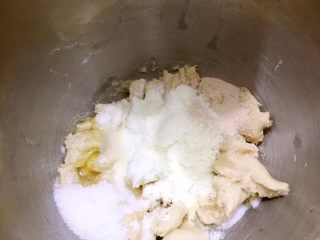 中种吐司#面团的发酵之旅#,加入主面团中除黄油外的所有材料搅拌均匀继续和面