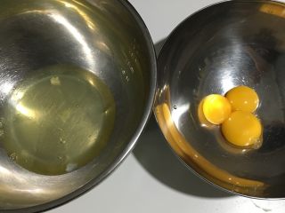 百分百成功戚风蛋糕,首先分离蛋清和蛋黄
注：蛋清盆中一定要无油。无水。无蛋黄
