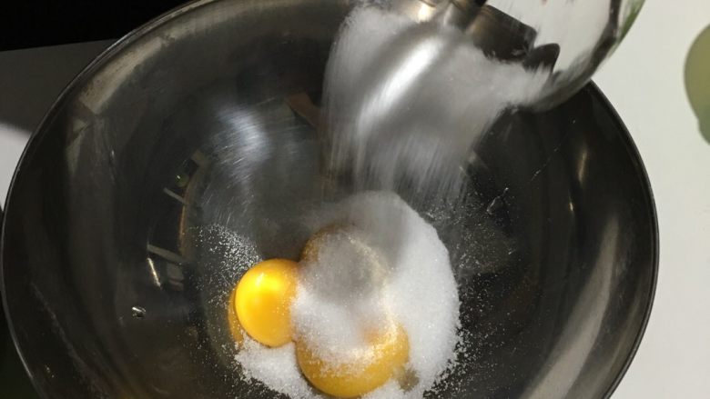 百分百成功戚风蛋糕,蛋黄中先加入细砂糖搅拌砂糖融化