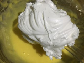 百分百成功戚风蛋糕,用橡皮刮刀 取三分之一的蛋白放入蛋黄盘中用手低刮边和刀切的方式搅拌均匀