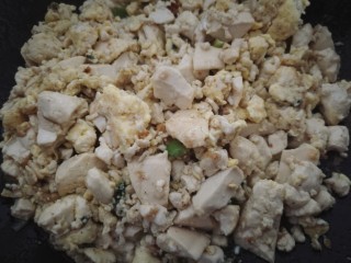 鸡蛋刨豆腐,迅速翻炒直到鸡蛋熟透。
