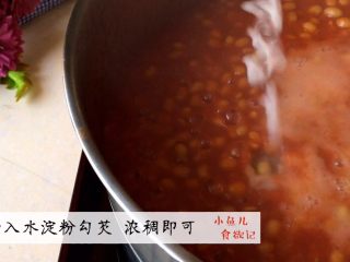 《茄汁黄豆》,加入水淀粉勾芡 边搅动 浓稠即可盛出