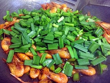 韭菜炒河虾,最后放入韭菜，稍加翻炒断生即可；