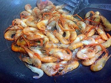 韭菜炒河虾,热锅注油，可以稍稍多一点，烧八成热，放入河虾爆炒变色，有点酥酥的感觉；