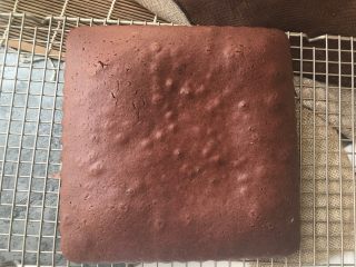 红丝绒巧克力淋面蛋糕,烤好的蛋糕片要晾凉后再脱模，否则容易碎。