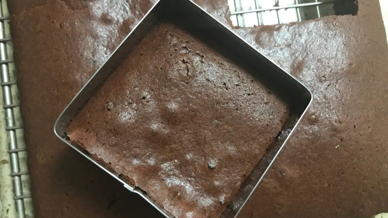 红丝绒巧克力淋面蛋糕,晾好的蛋糕片用模具压出喜欢的形状大小。