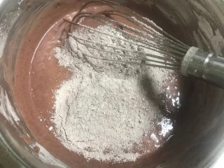 红丝绒巧克力淋面蛋糕,搅拌均匀至无颗粒。