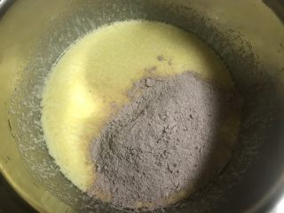 红丝绒巧克力淋面蛋糕,将面粉混合物分三次拌入蛋黄糊。