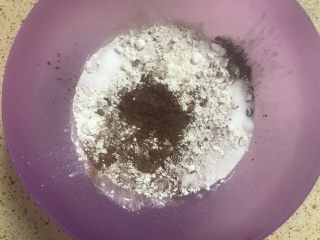 红丝绒巧克力淋面蛋糕,面粉、可可粉、红曲粉、小苏打混合过筛。