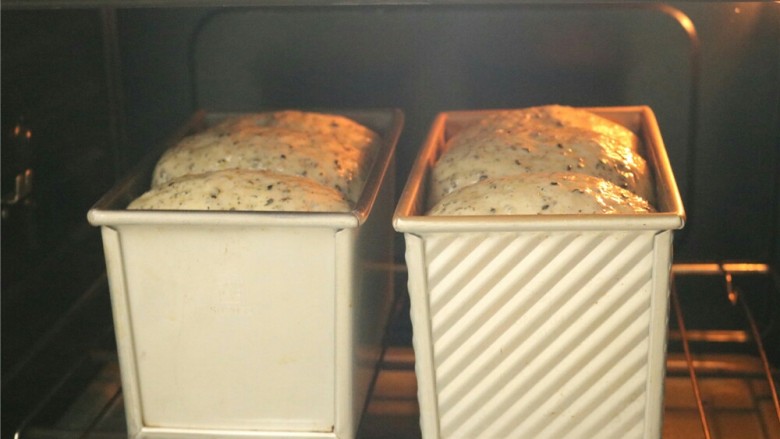 中种法黑芝麻吐司,送入预热150度的烤箱，下层烤40分钟。烤5分钟后表面加盖锡纸避免表面上色过重。