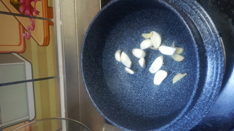 石锅混搭汤,同时起火小锅放水和葱姜，做开把水