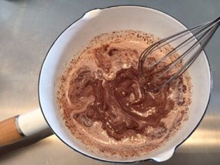 巧克力杯子蛋糕,画圆圈方式拌匀巧克力和淡奶油