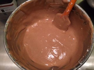 巧克力杯子蛋糕,蛋白与蛋黄糊上下翻拌均匀