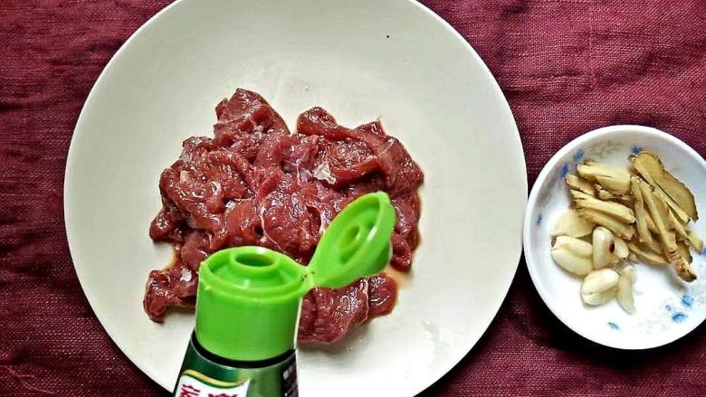 黄牛肉炒佛手瓜,
姜和蒜切好备用，牛肉放盐和家乐热炒鲜露腌制