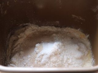 肉松面包,1. 所有液体材料放面包机桶最下层，面粉放液体上，盐、糖放四角，酵母不要与盐接触，启动面包机揉15分钟