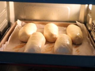 肉松面包,放入预热好的烤箱中层上下火180度烤18分钟，上色盖锡纸