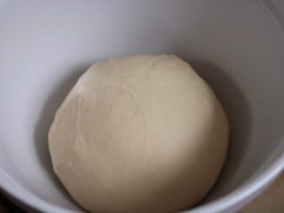 肉松面包,出现比较厚的膜，达到扩展阶段，加入软化的黄油继续揉，揉出薄薄的手套膜时，揉面完成