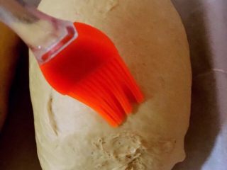 无油版红糖版面包,面包坯表面轻轻刷满清水（或用手轻轻拍上）