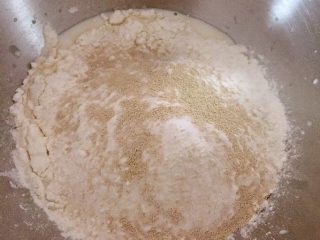 无油版红糖版面包,除果干，黑白芝麻外其他材料先牛奶，红糖，盐面包粉最后放酵母