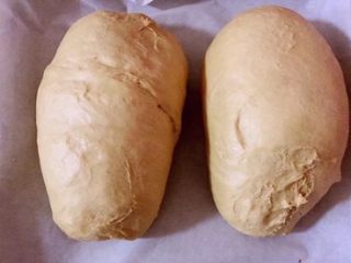 无油版红糖版面包,二发发酵好后的面包坯