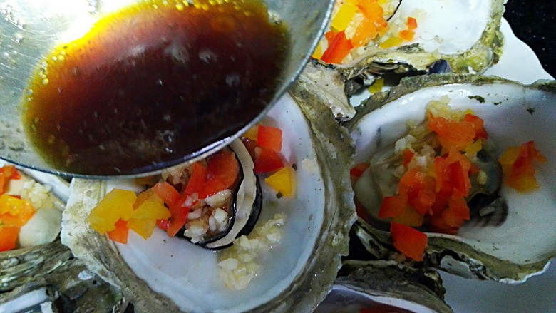 水蒸海蛎子+#人民的美食#,趁热淋在海蛎子上