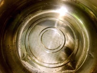雪梨枇杷羹，咳嗽时的一味良药,锅中加入水。
