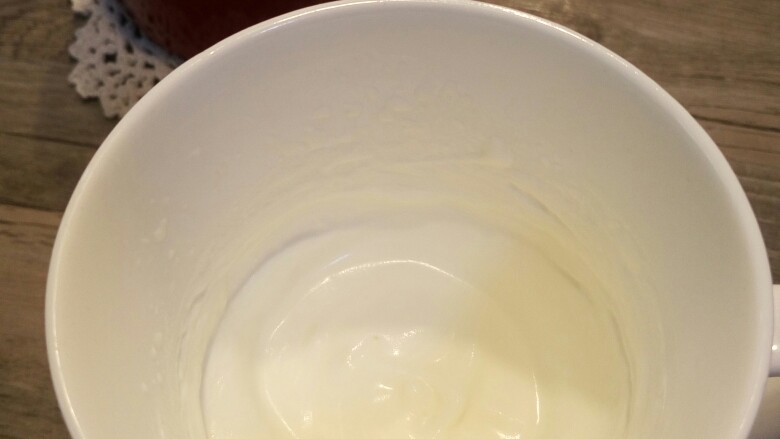 巧克力牛奶+奶盖,奶盖就是材料一起入宽口杯，打蛋器安装一个打蛋头进行打发，3分钟左右就好了，自己观察状态吧