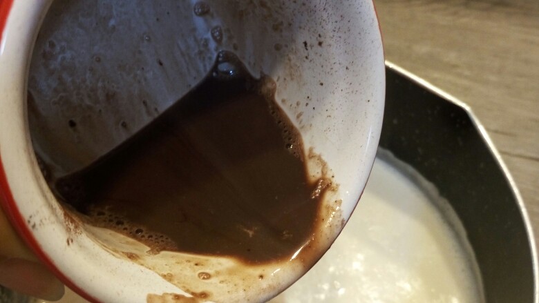 巧克力牛奶+奶盖,将搅拌好的可可粉一起倒入牛奶中，将巧克力也加入牛奶融化。（嫌麻烦的可以将糖，牛奶，可可粉，巧克力一锅煮煮，我下次就这么操作，因为懒！）