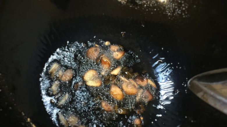 双瓜炖龙骨,锅中油热后倒入姜蒜爆香