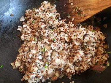 三色藜麦饭团+#人民的美食#,加入蒸好的糯米、三色藜麦加盐、调味料、葱花搅拌，待冷却。