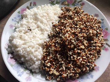 三色藜麦饭团+#人民的美食#,净泡好的糯米和三色藜麦上笼蒸30分钟